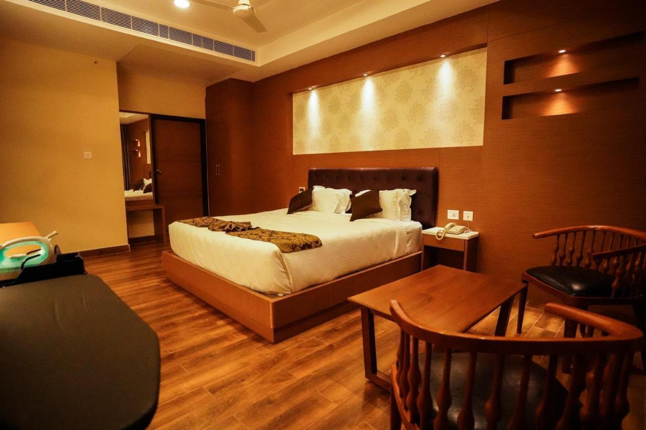 V Five Hotel Singapperumalkovil Екстериор снимка